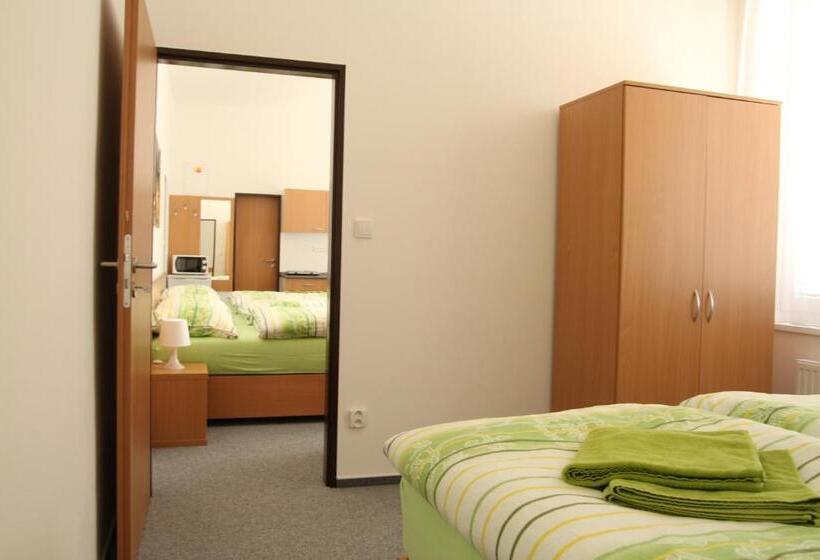 Escritório Estándar, Penzion Bobule