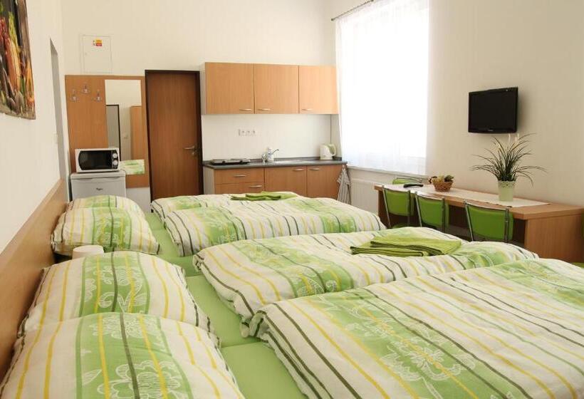 Escritório Estándar, Penzion Bobule