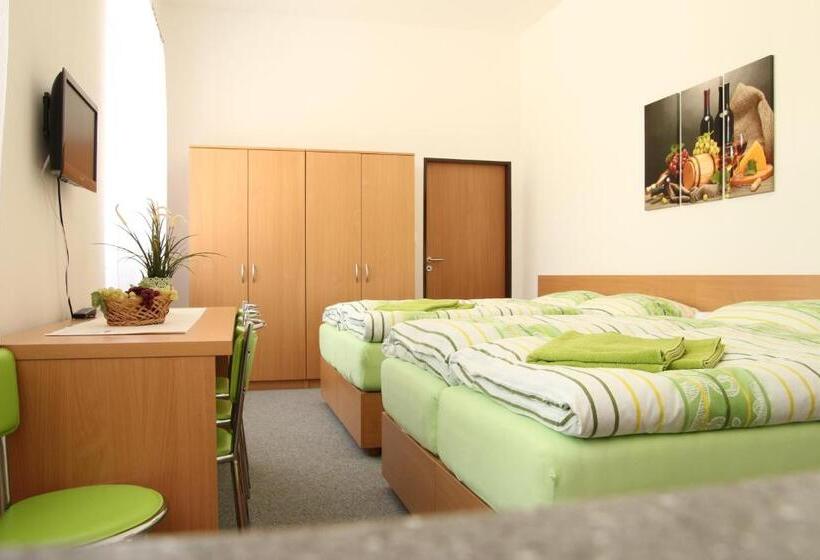 Escritório Estándar, Penzion Bobule