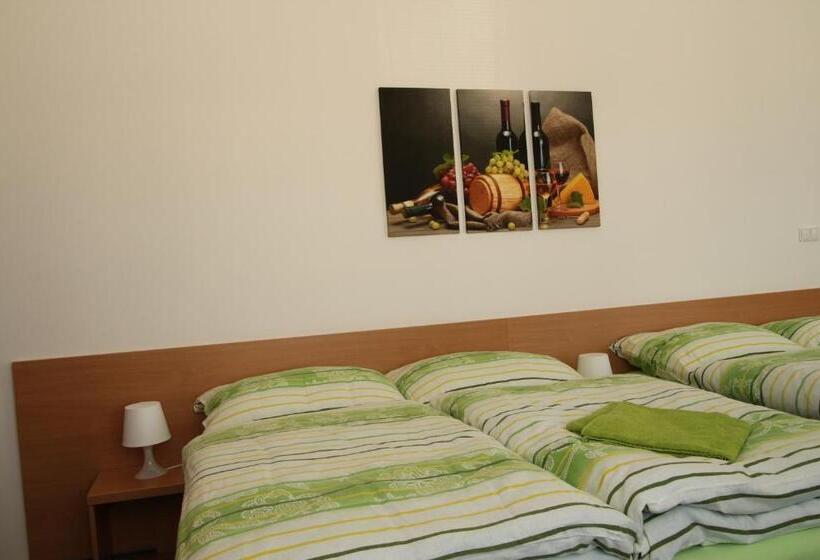 Escritório Estándar, Penzion Bobule