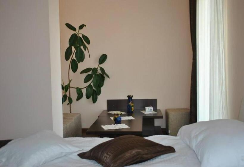 غرفة قياسية ثلاثية, Pensiunea Queen Mary