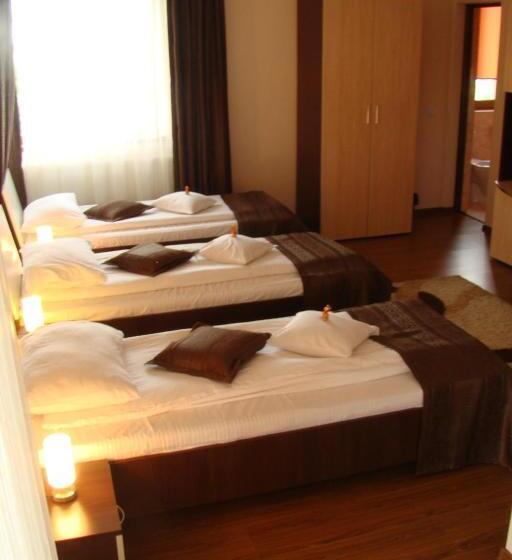 غرفة قياسية ثلاثية, Pensiunea Queen Mary