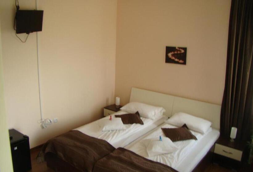 غرفة قياسية, Pensiunea Queen Mary