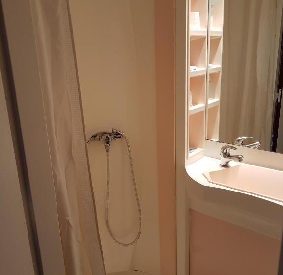 غرفة قياسية ثلاثية, De La Gare