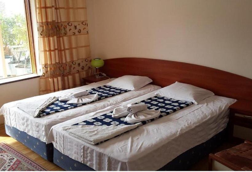 جناح جونيور مزوَّد بشرفة, Guest House Margarita