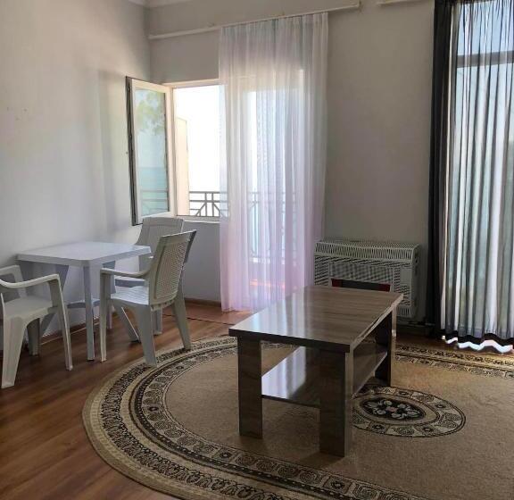 اتاق خانوادگی, Sanni Guest House