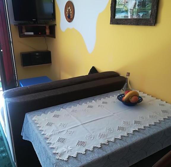 استودیوی استاندارد, Apartments & Rooms Stare