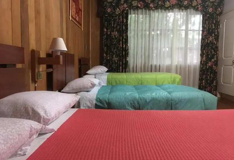 اتاق استاندارد چهار تخته, Hostal Kutralwe