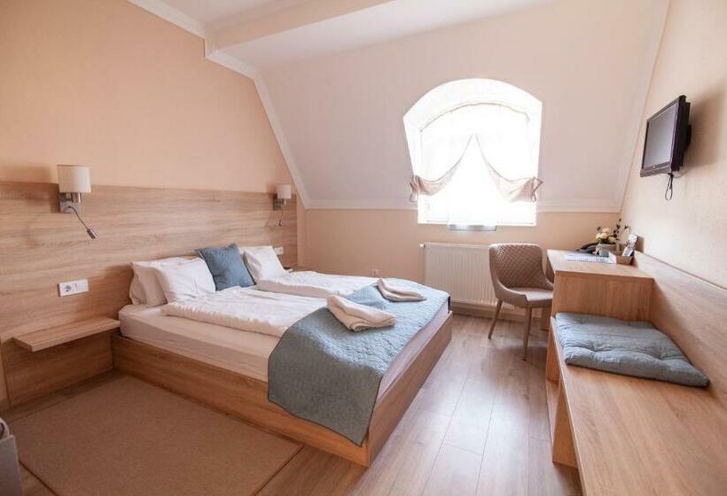 Deluxe Rum, Aqua Panzió