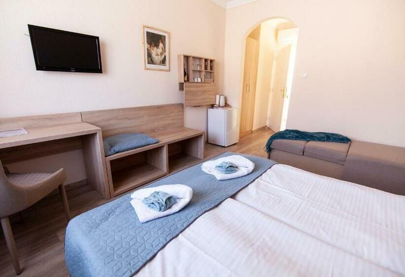 Deluxe Rum, Aqua Panzió