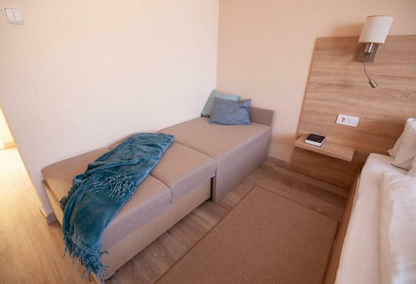 Deluxe Rum, Aqua Panzió