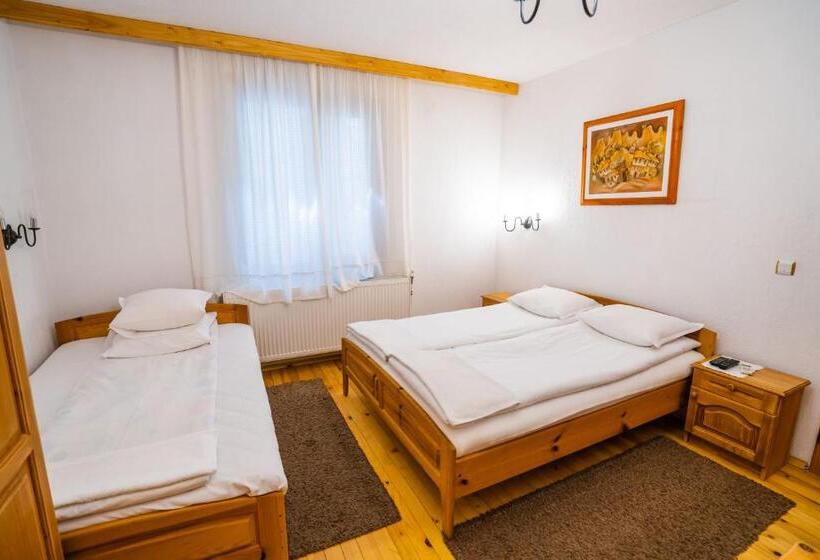 Номер Стандарт Трехместный, Toni's Guest House