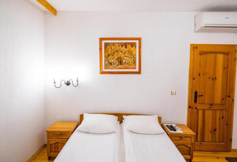 Номер Стандарт Трехместный, Toni's Guest House