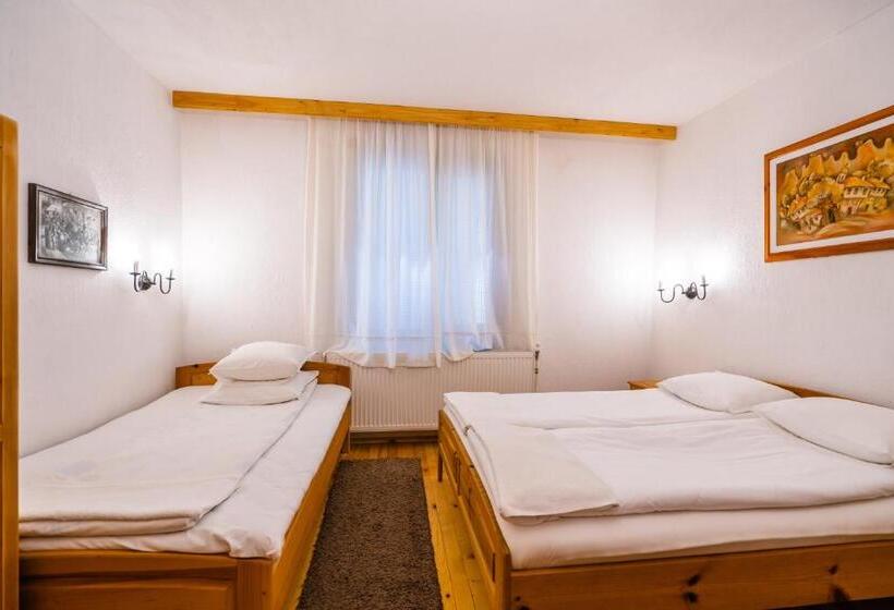 Номер Стандарт Трехместный, Toni's Guest House