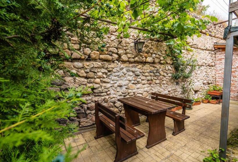 Номер Стандарт Трехместный, Toni's Guest House