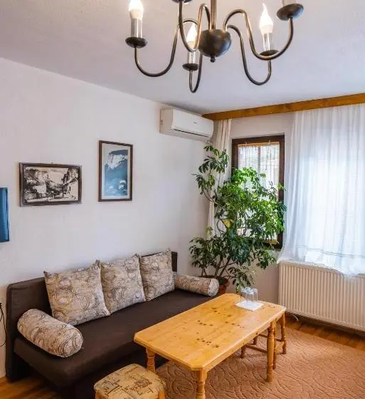 ファミリールーム, Toni's Guest House