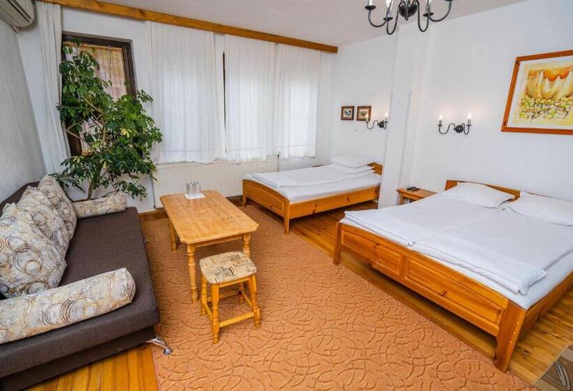 Семейный Номер, Toni's Guest House