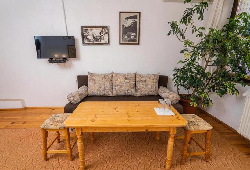 Семейный Номер, Toni's Guest House