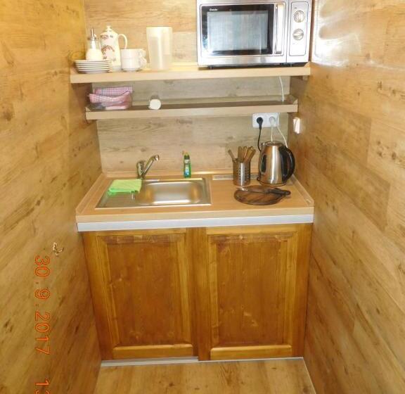 דירת שלושה חדרים, Pension H