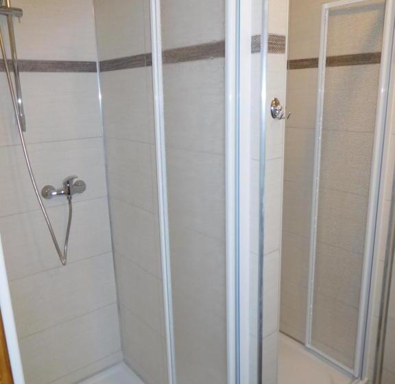 דירת שלושה חדרים, Pension H