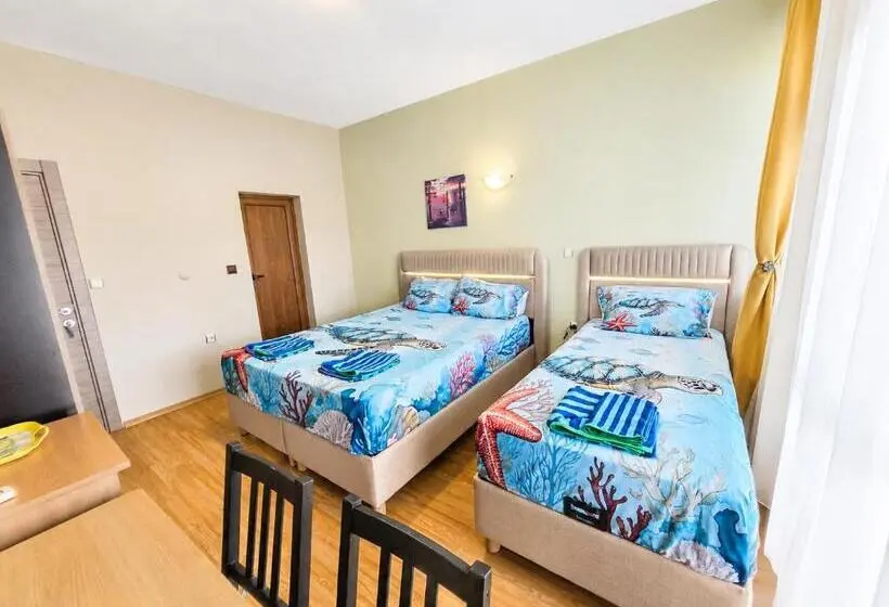 バルコニー付きスタンダードトリプルルーム, Kazlarov Guest House