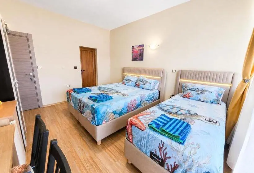 バルコニー付きスタンダードトリプルルーム, Kazlarov Guest House