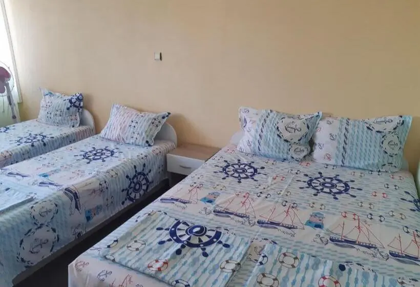 バルコニー付スタンダード４ベッドルーム, Kazlarov Guest House