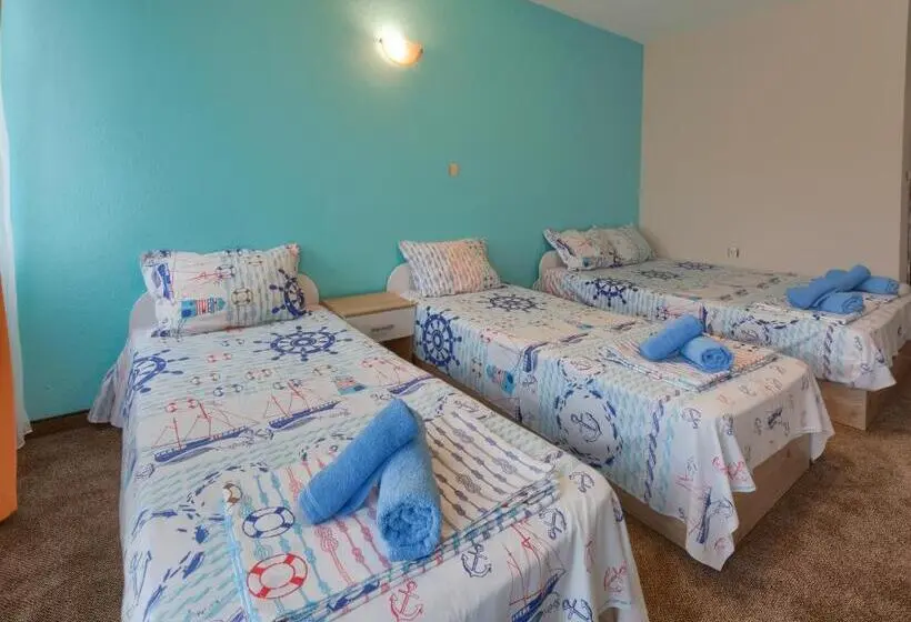 バルコニー付スタンダード４ベッドルーム, Kazlarov Guest House