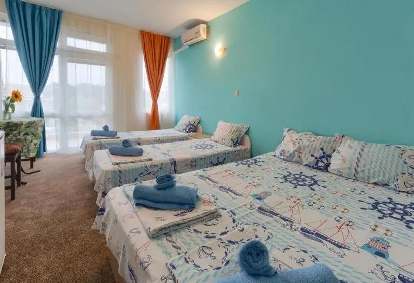 バルコニー付スタンダード４ベッドルーム, Kazlarov Guest House