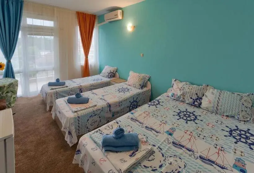 バルコニー付スタンダード４ベッドルーム, Kazlarov Guest House