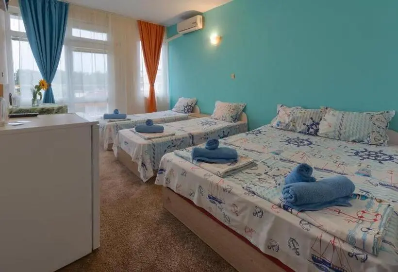 バルコニー付スタンダード４ベッドルーム, Kazlarov Guest House