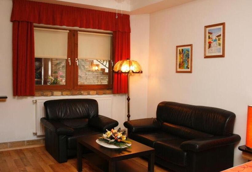 جناح جونيور, Motel 60