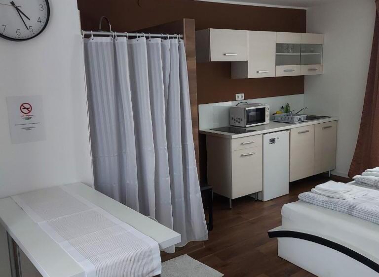 Студия Стандарт, Petra Vendégház