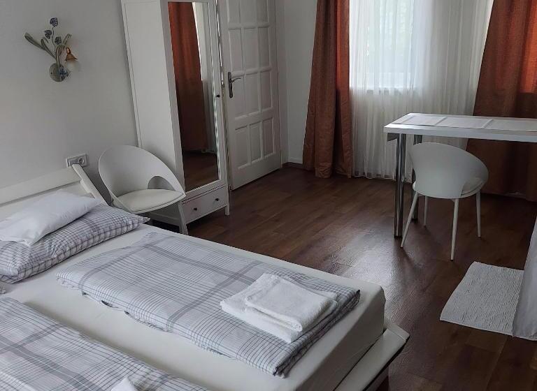 Студия Стандарт, Petra Vendégház