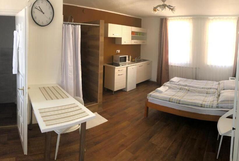 Студия Стандарт, Petra Vendégház