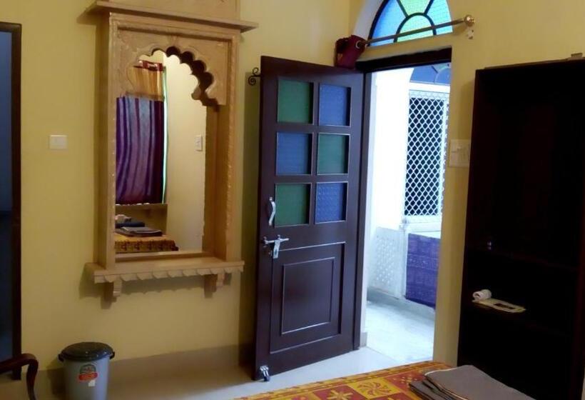 デラックスルーム, Shivam Tourist Guest House