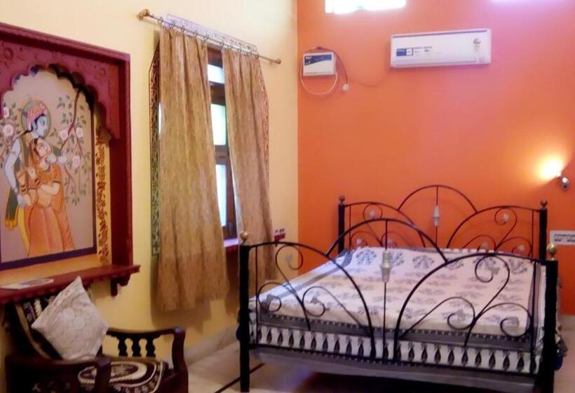 スーペリアールーム, Shivam Tourist Guest House
