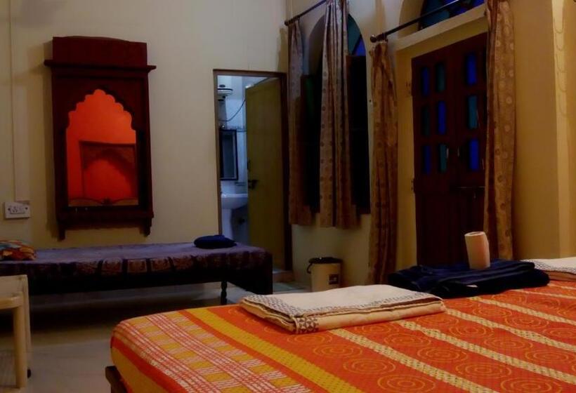 デラックスファミリールーム, Shivam Tourist Guest House