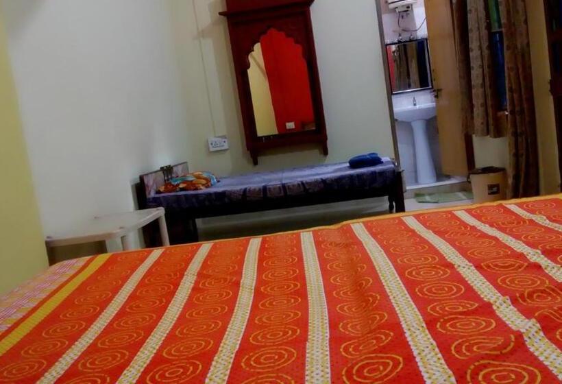 デラックスファミリールーム, Shivam Tourist Guest House