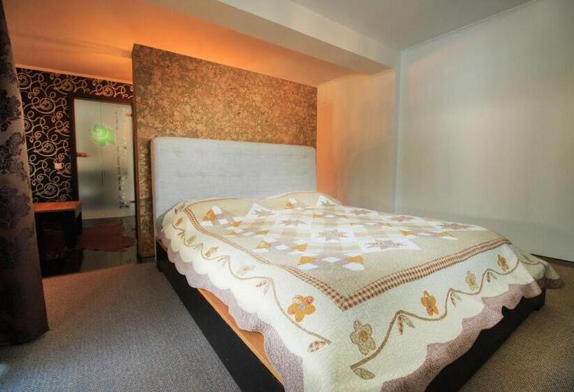 Полулюкс, The Ghetto