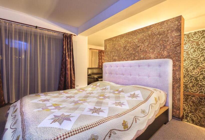 Полулюкс, The Ghetto