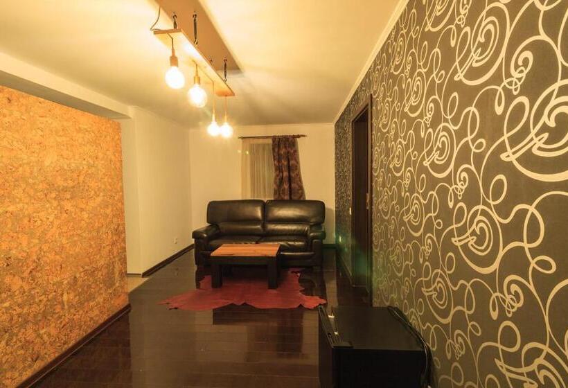 Полулюкс, The Ghetto