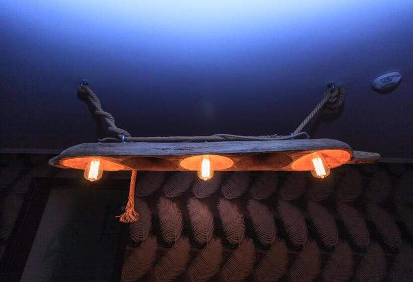 Полулюкс, The Ghetto