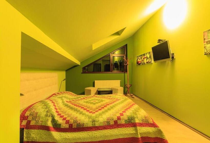 Пентхаус, The Ghetto