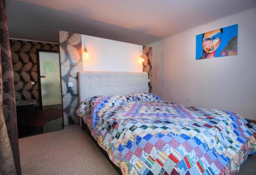 Полулюкс, The Ghetto