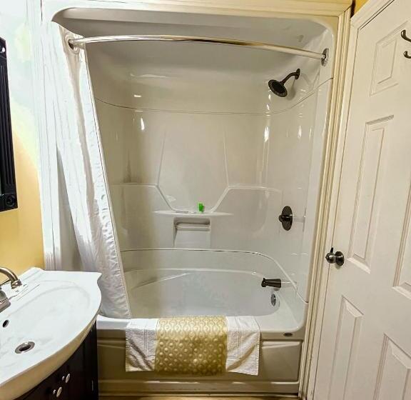 غرفة قياسية, Driftwood Inn