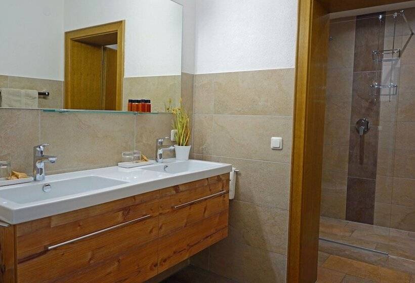 デラックストリプルルーム, Alkira