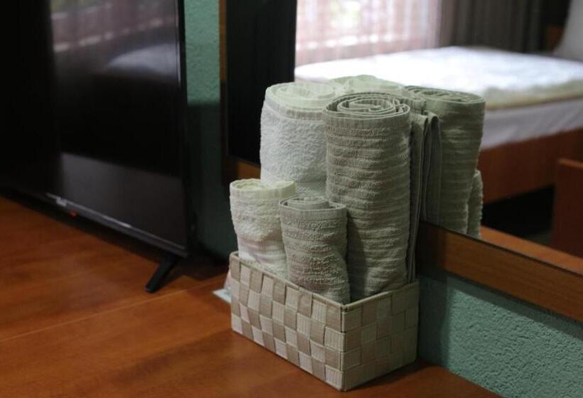 اتاق استاندارد سه نفره, Guest House Via