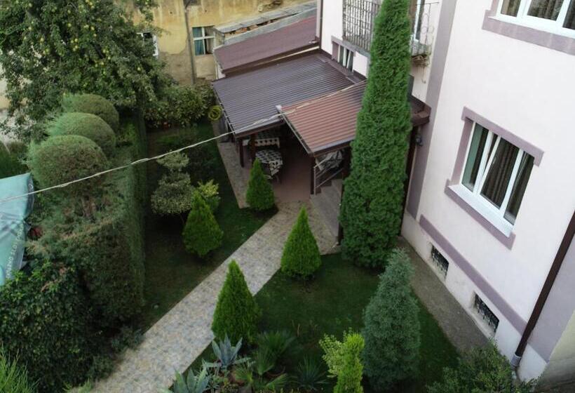 اتاق استاندارد سه نفره, Guest House Via