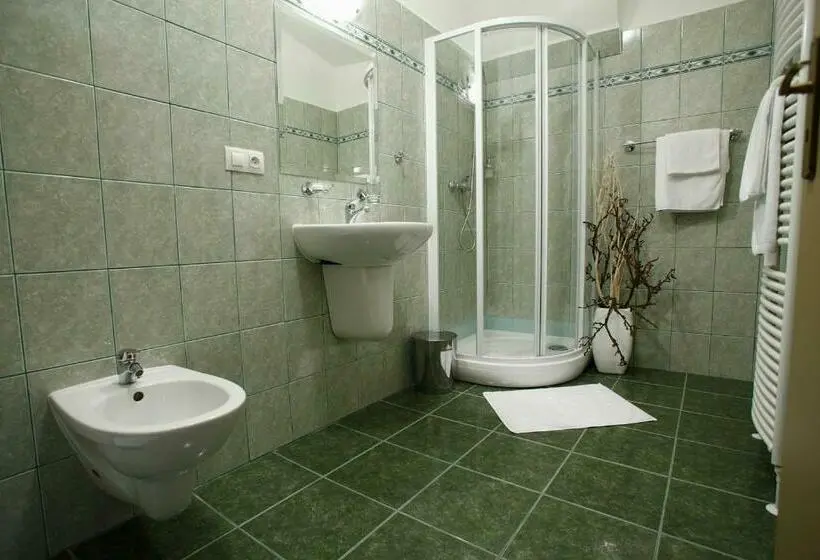 Camera Standard, Penzion štybar